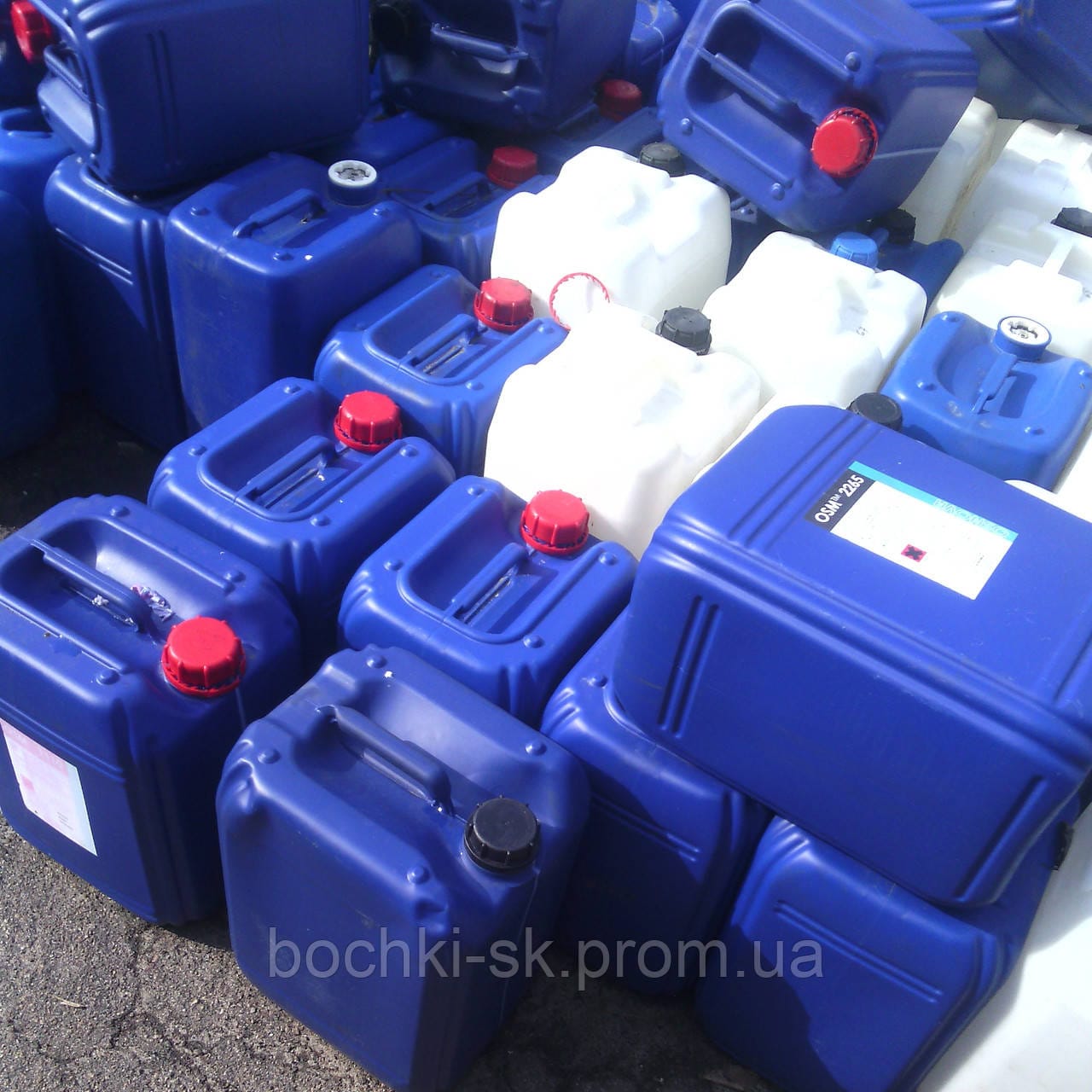 Пластикова чи металева тара: яку краще обрати та де використовувати